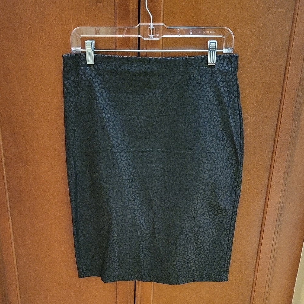 Chic Black Leopard Print Pencil Skirt